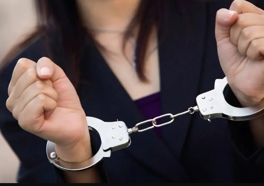 Δράμα: Γυναίκα συνελήφθη που ξέχασε κλειδωμένο τον σκύλο της στο αυτοκίνητο