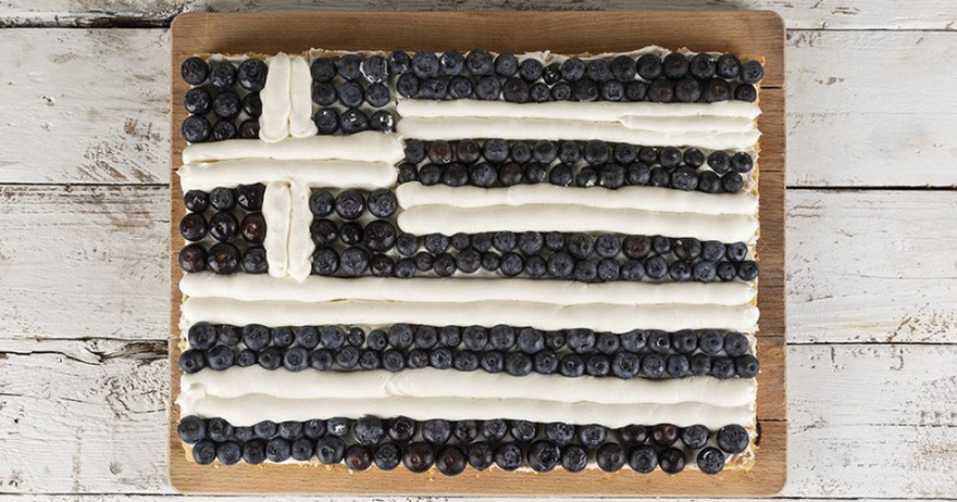 Μπράβο Άκη Πετρετζίκη: Έφτιαξε γιγαντιαίο γλυκό με την Ελληνική σημαία για την 28η Οκτωβρίου και μας λέει την συνταγή