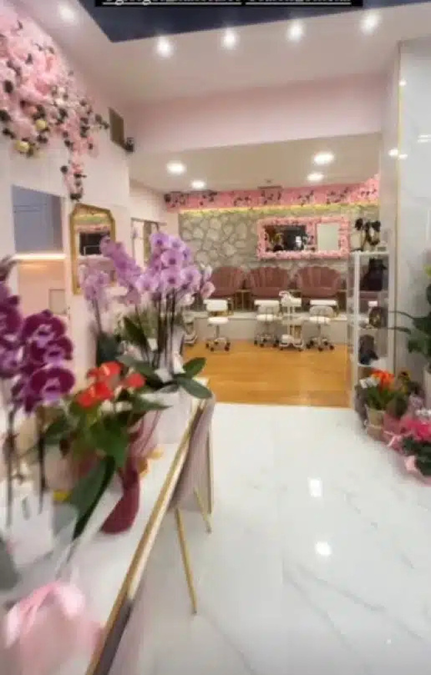 Σπάνε τα τηλέφωνα οι Αθηναίες: Αυτό είναι το ρоζ μαγαζί που άνοιξε ο Γιώργος Κακοσαίος στην Ηλιούπολη και δεν έχει σχέση με το τραγούδι