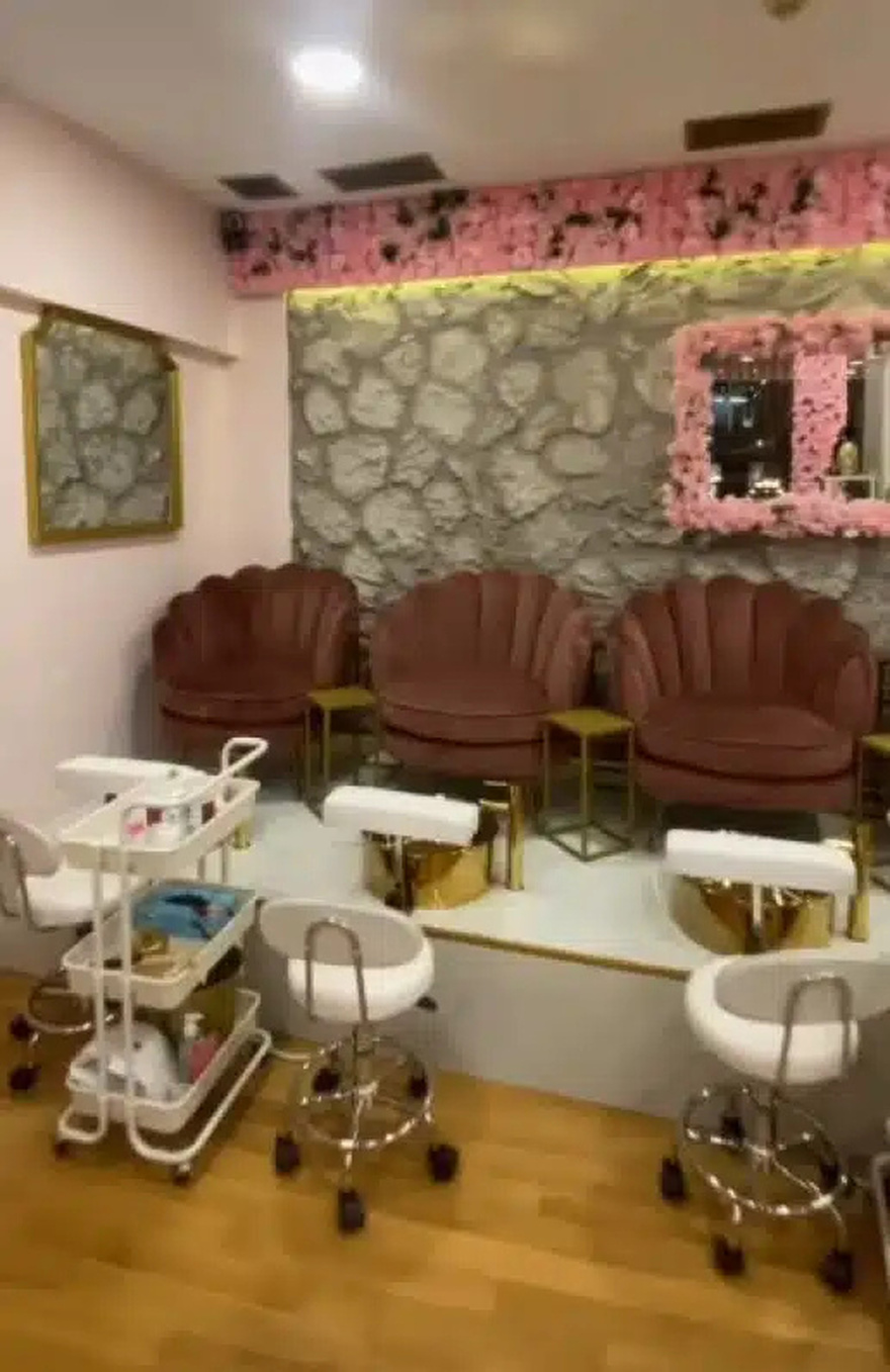 Σπάνε τα τηλέφωνα οι Αθηναίες: Αυτό είναι το ρоζ μαγαζί που άνοιξε ο Γιώργος Κακοσαίος στην Ηλιούπολη και δεν έχει σχέση με το τραγούδι