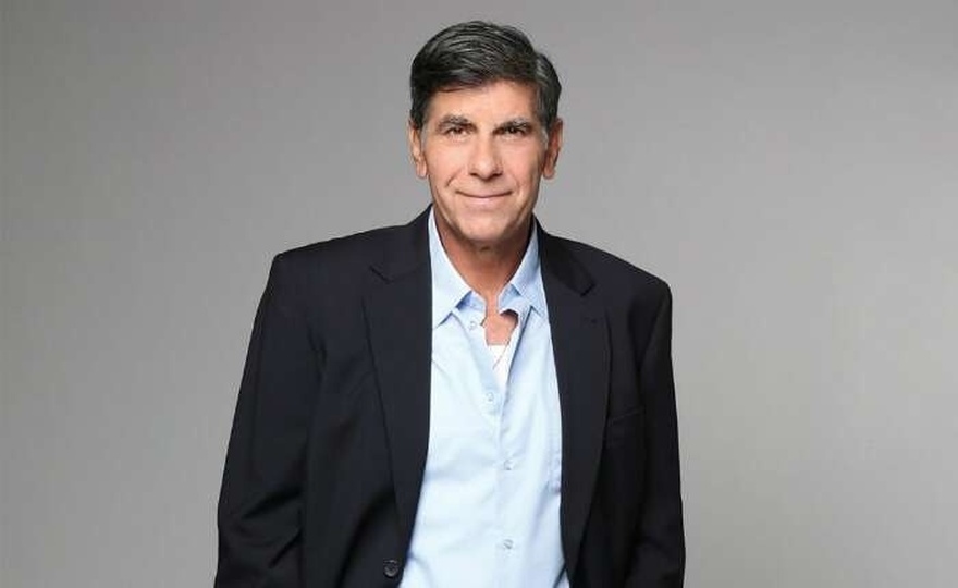 Γιάννης Μπέζος: Ο γάμος πριν την Τσαλίκη, η κόρη ηθοποιός, η άρνηση για τα social media και οι δηλώσεις για το MeToo