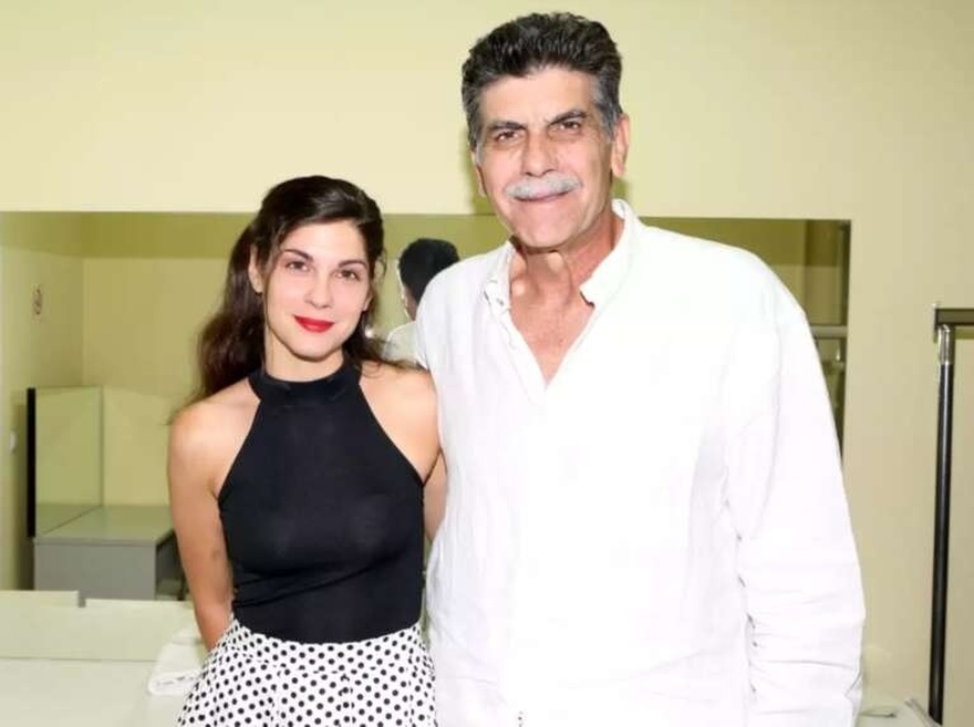 Γιάννης Μπέζος: Ο γάμος πριν την Τσαλίκη, η κόρη ηθοποιός, η άρνηση για τα social media και οι δηλώσεις για το MeToo