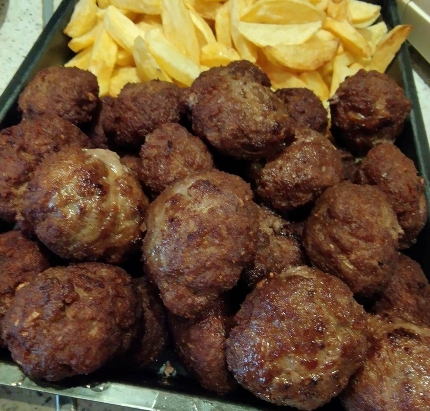 Κεφτεδάρες μπαχαράτοι με Πατάτες Τηγανητές