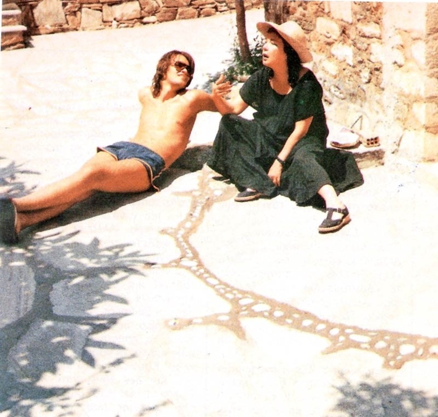 Απέραντη αυλή και σπίτι που μοιάζει με ανάκτορο: Σαπίζει παρατημένο σήμερα το εξοχικό της Τζένης Καρέζη