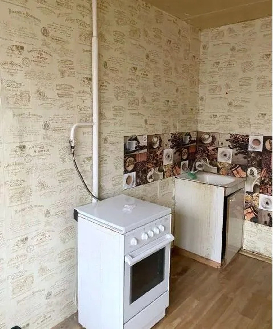 Ένας Άντρας Αγόρασε Ένα Διαμέρισμα Για Τη Μητέρα Του: Έκανε Μια Οικονομική, Αλλά Πολύ Στυλάτη Ανακαίνιση Με Τα Χέρια Του!