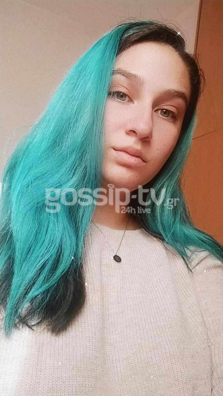 Πράσινα μαλλιά, τεράστιες βλεφαρίδες, σαγηνευτική ομορφιά: Καλλονή στα 27 της η μικρή Εβίτα από τη Νταντά, ξεπέρασε & τη Λεκάκη