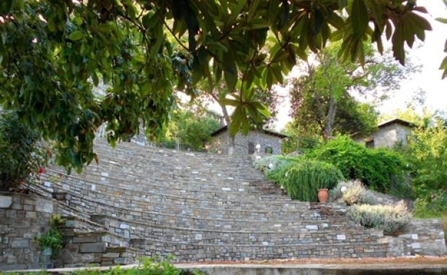 Απέραντη αυλή και σπίτι που μοιάζει με ανάκτορο: Σαπίζει παρατημένο σήμερα το εξοχικό της Τζένης Καρέζη