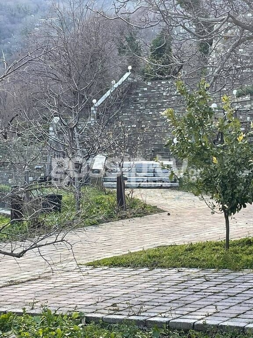 Απέραντη αυλή και σπίτι που μοιάζει με ανάκτορο: Σαπίζει παρατημένο σήμερα το εξοχικό της Τζένης Καρέζη