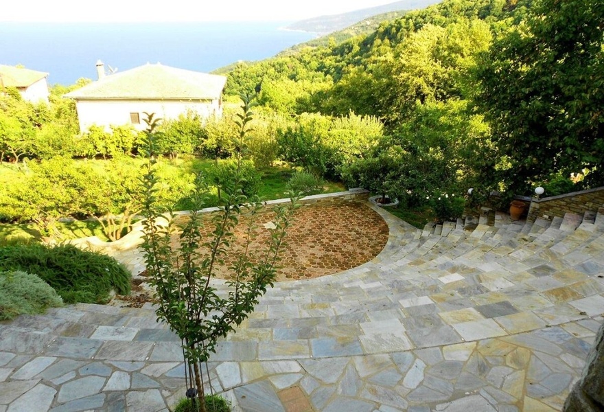 Απέραντη αυλή και σπίτι που μοιάζει με ανάκτορο: Σαπίζει παρατημένο σήμερα το εξοχικό της Τζένης Καρέζη