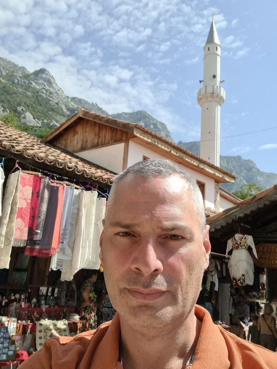 Γιάννης Οικονόμου: Ο Έλληνας που μιλάει 32 γλώσσες, διδάσκει ελληνικά σε φτωχόπαιδα της Αβάνας