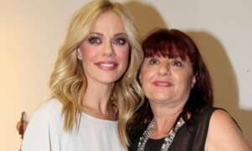 Μοιάζουν σαν αδερφές: Η μητέρα της Ζέτας Μακρυπούλια σε νεαρή ηλικία και η φοβερή ομοιότητα με την κόρη της