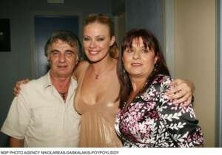 Μοιάζουν σαν αδερφές: Η μητέρα της Ζέτας Μακρυπούλια σε νεαρή ηλικία και η φοβερή ομοιότητα με την κόρη της