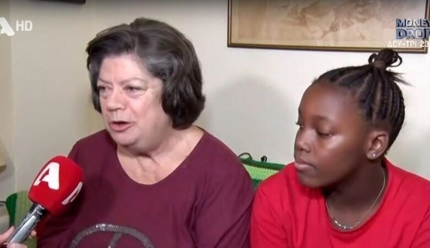 «Έχω ένα χείμαρρο αγάπης»: Συγκινεί η «γιαγιά της Κυψέλης» που στα 60 μεγαλώνει ένα κορίτσι από την Γκάνα