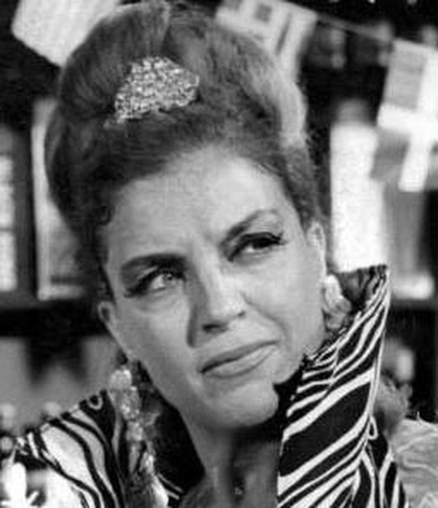 Άννα Καλουτά: Η βασίλισσα της επιθεώρησης, το πάθος με τον Κωνσταντάρα, η άρνηση για γάμο και η συνύπαρξη με την αδερφή της στο θέατρο