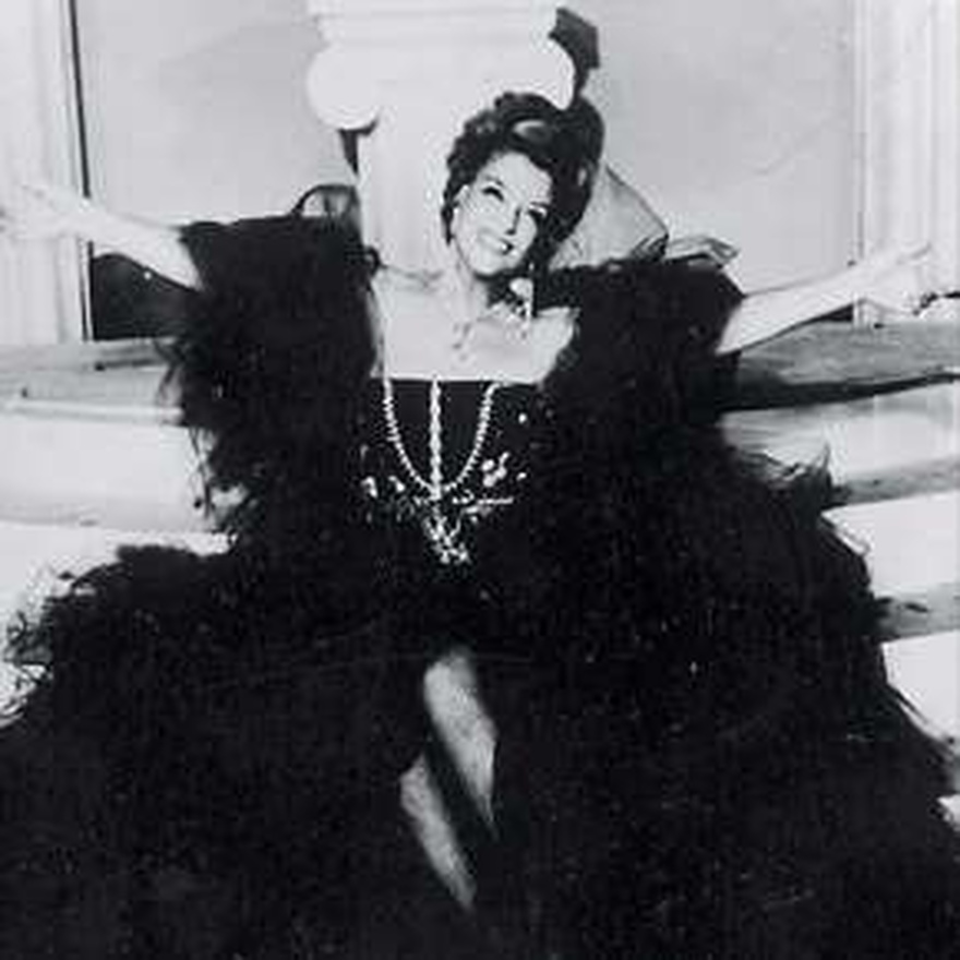 Άννα Καλουτά: Η βασίλισσα της επιθεώρησης, το πάθος με τον Κωνσταντάρα, η άρνηση για γάμο και η συνύπαρξη με την αδερφή της στο θέατρο