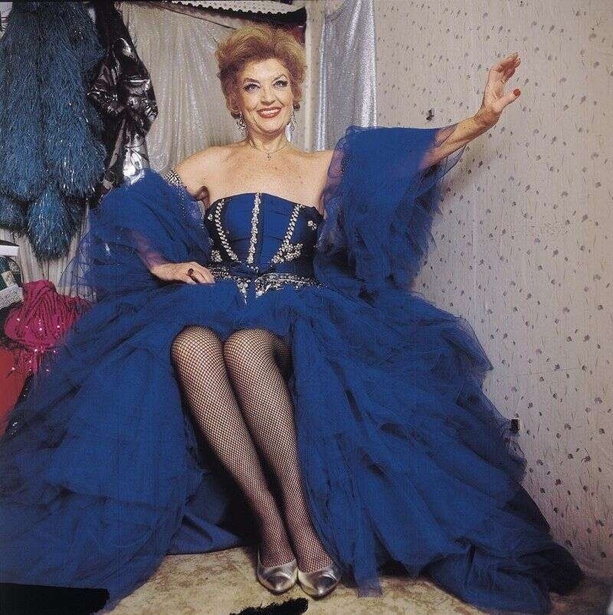 Άννα Καλουτά: Η βασίλισσα της επιθεώρησης, το πάθος με τον Κωνσταντάρα, η άρνηση για γάμο και η συνύπαρξη με την αδερφή της στο θέατρο