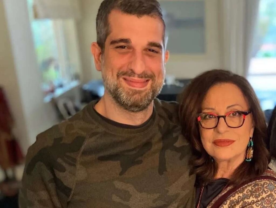 Χάρις Αλεξίου: Το καλλιτεχνικό της ντεμπούτο στα 20, ο καρκίνος, η αποθέωση στο Maestro και η τρελή αδυναμία που έχει στον υιοθετημένο γιο της