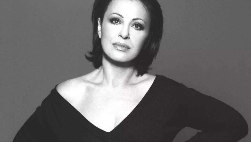 Χάρις Αλεξίου: Το καλλιτεχνικό της ντεμπούτο στα 20, ο καρκίνος, η αποθέωση στο Maestro και η τρελή αδυναμία που έχει στον υιοθετημένο γιο της