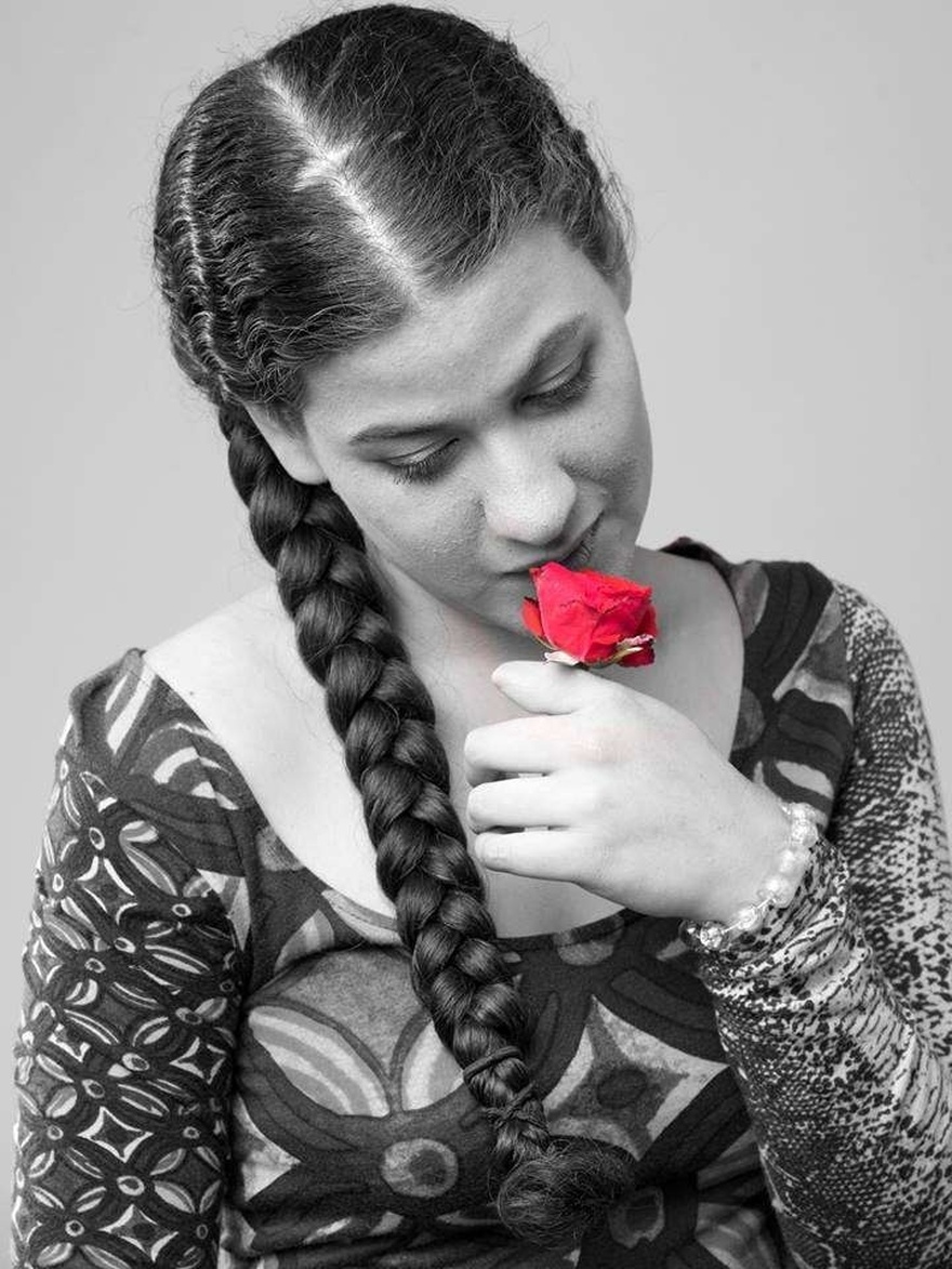 Δεν μπορεί να μιλήσει αλλά τραγουδάει σαν άγγελος: Η ιστορία της 23χρονης Νεφέλης που νίκησε τον καρκίνο