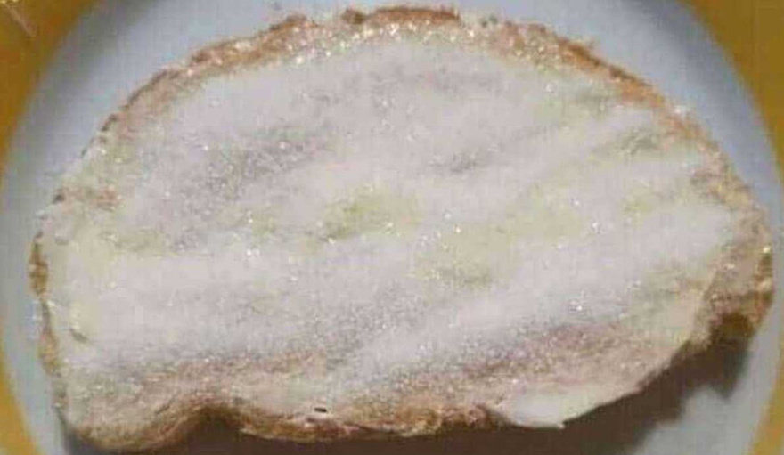 Βρεγμένο ψωμί με ζάχαρη: Το λατρεμένο σνακ που όλοι φάγαμε στην αυλή με τις γιαγιάδες μας