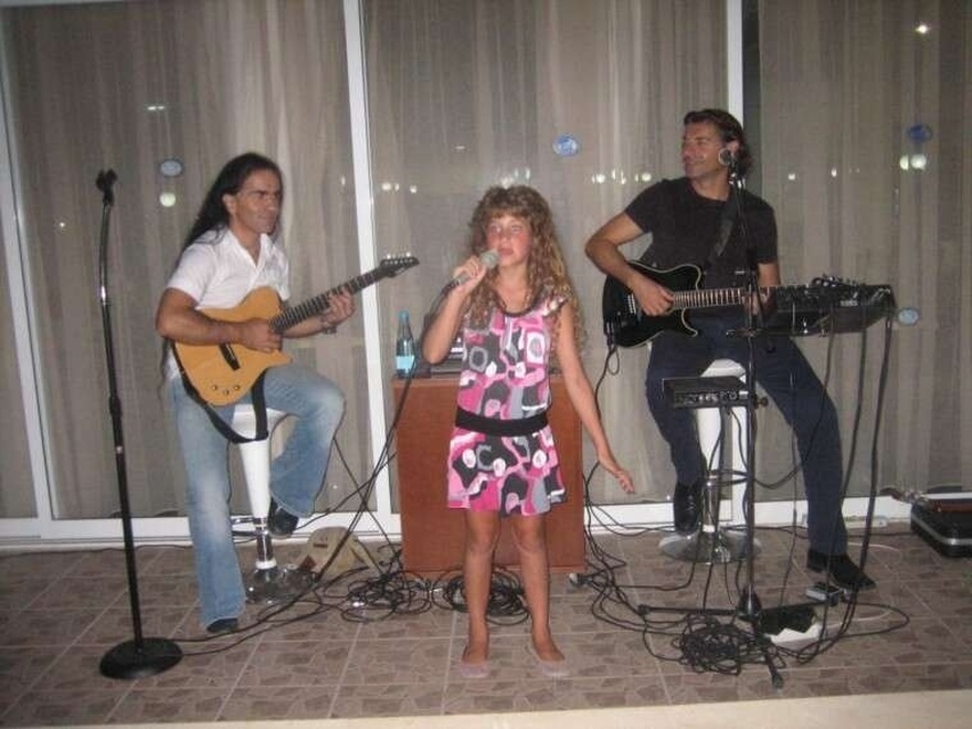 Δεν μπορεί να μιλήσει αλλά τραγουδάει σαν άγγελος: Η ιστορία της 23χρονης Νεφέλης που νίκησε τον καρκίνο