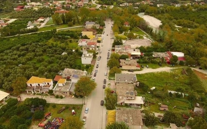 Μαγική τοποθεσία: Το ελληνικό χωριό δίπλα στο ποτάμι που έγινε πόλος έλξης χιλιάδων τουριστών από όλο τον κόσμο