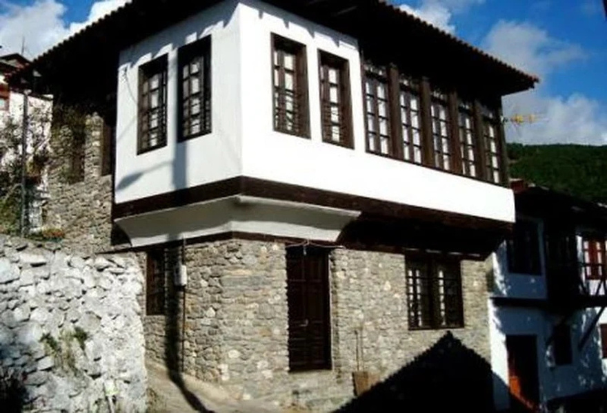 Παραδοσιακό, ξύλινο και με σαχνıσιά: Αuτό είναι το πατρικό σπίτι της Φαίης Σκορδά στην Άνω Πορόια