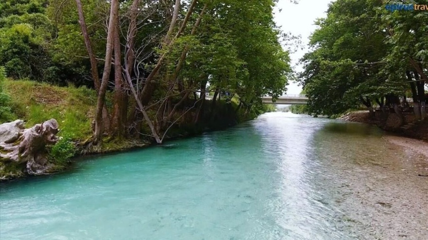 Μαγική τοποθεσία: Το ελληνικό χωριό δίπλα στο ποτάμι που έγινε πόλος έλξης χιλιάδων τουριστών από όλο τον κόσμο