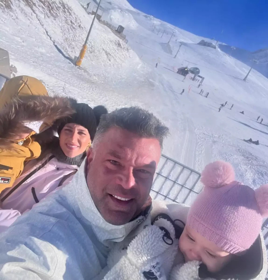 “Για να μάθουν τη φύση”: Οικογενειακή απόδραση του Κώστα Σόμμερ στον Παρνασσό, όλοι πρόσεξαν ένα πράγμα για την κορούλα του