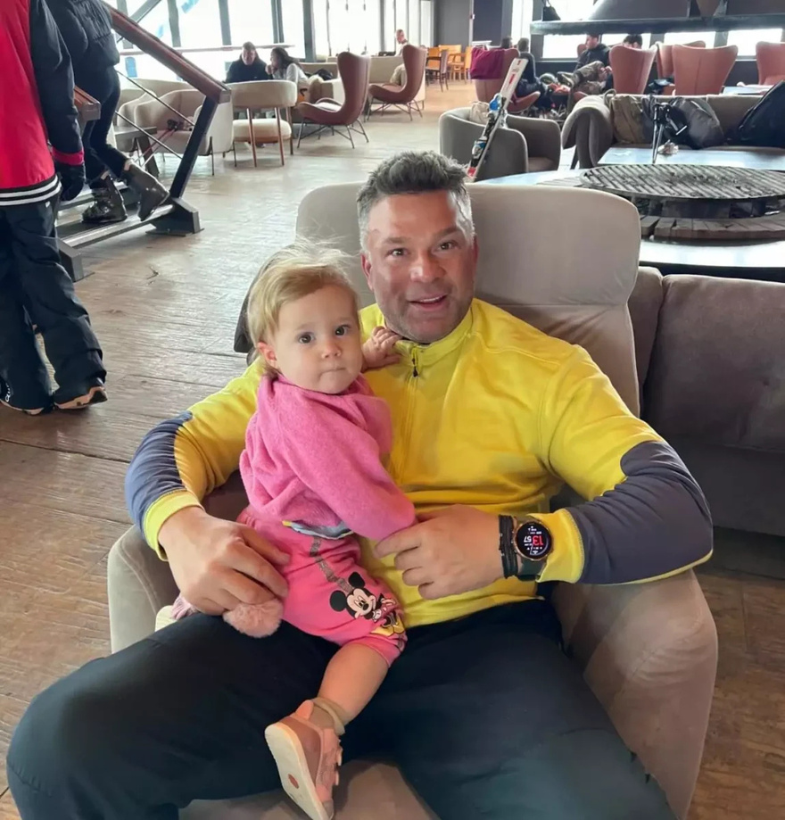 “Για να μάθουν τη φύση”: Οικογενειακή απόδραση του Κώστα Σόμμερ στον Παρνασσό, όλοι πρόσεξαν ένα πράγμα για την κορούλα του