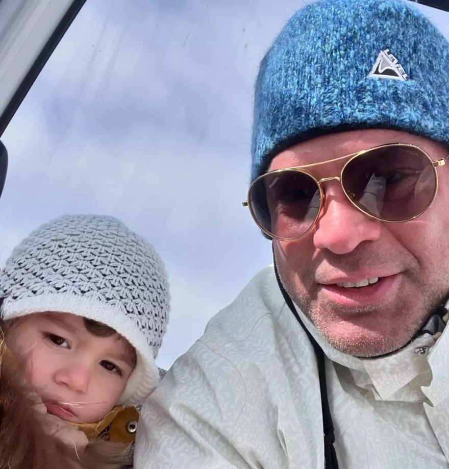 “Για να μάθουν τη φύση”: Οικογενειακή απόδραση του Κώστα Σόμμερ στον Παρνασσό, όλοι πρόσεξαν ένα πράγμα για την κορούλα του