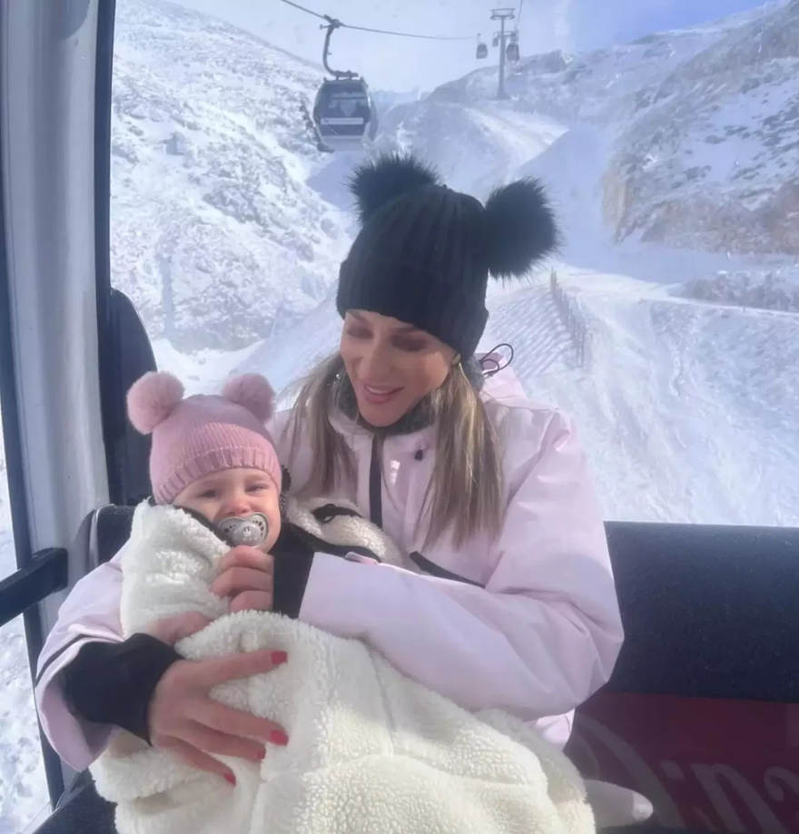 “Για να μάθουν τη φύση”: Οικογενειακή απόδραση του Κώστα Σόμμερ στον Παρνασσό, όλοι πρόσεξαν ένα πράγμα για την κορούλα του