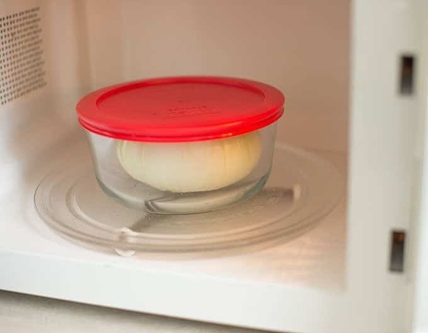 Βάλτε 2 λεπτά ένα κρεμμύδι στο φούρνο μικροκυμάτων και τέλος – Όλοι οι καλεσμένοι σας θα ξετρελαθούν