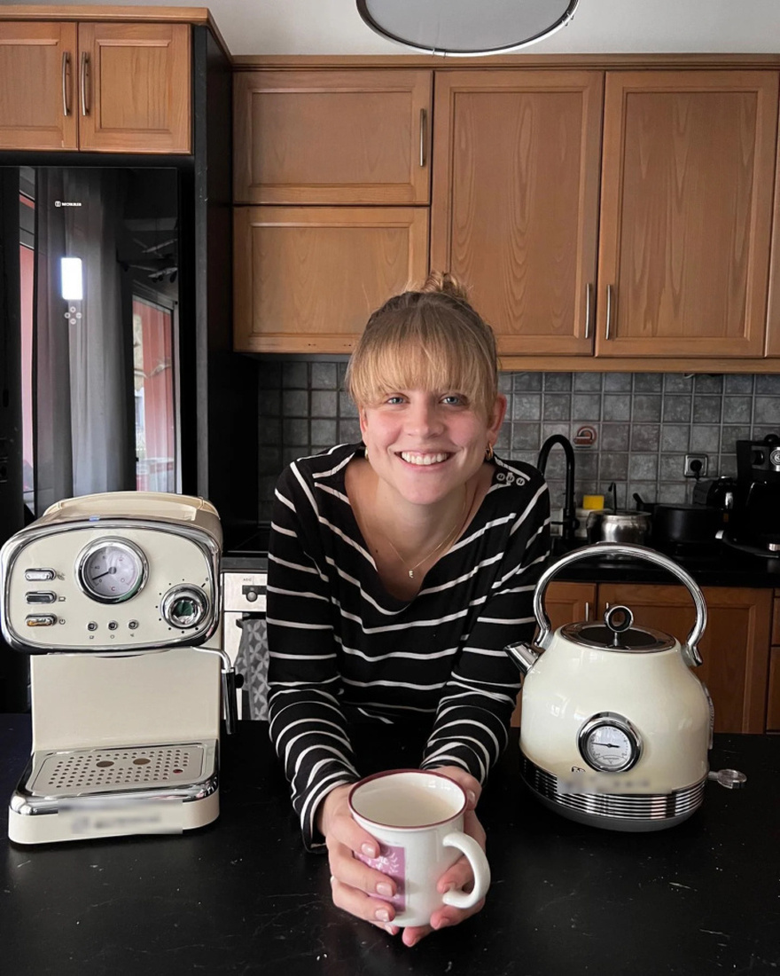 Ο ρόλος της μητέρας της πηγαίνει πολύ: Μια άλλη Δανάη Μιχαλάκη στην κουζίνα, άβαφη, αχτένιστη, χωρίς φίλτρα