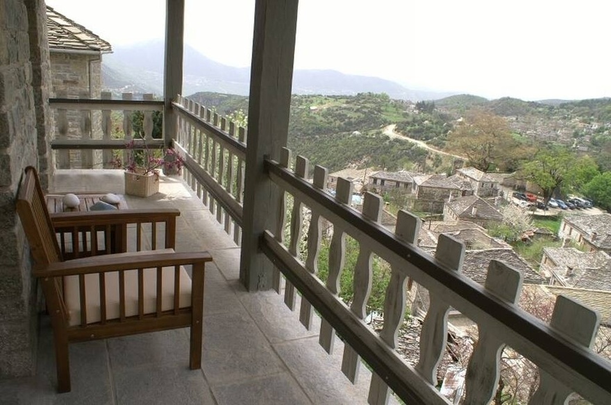 Ο πολυτελής παράδεισος του Κώστα Κεντέρη στα Ζαγοροχώρια με τη γαλήνια θέα και τη μοναδική εσωτερική διακόσμηση