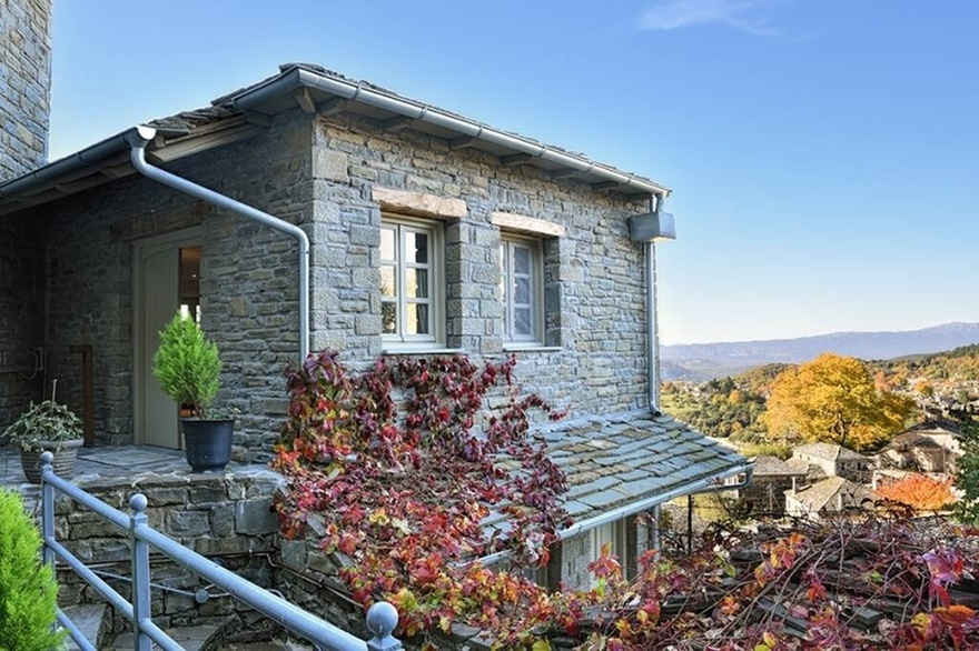 Ο πολυτελής παράδεισος του Κώστα Κεντέρη στα Ζαγοροχώρια με τη γαλήνια θέα και τη μοναδική εσωτερική διακόσμηση