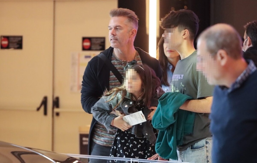 Κλωνοποίηση της μαμας: Έμιλυ Κολιανδρή–Χρήστος Λούλης ποζάρουν με τα παιδιά τους και όλοι σχολιάζουν το ίδιο πράγμα