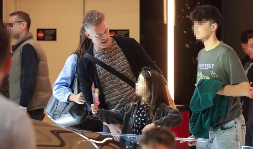 Κλωνοποίηση της μαμας: Έμιλυ Κολιανδρή–Χρήστος Λούλης ποζάρουν με τα παιδιά τους και όλοι σχολιάζουν το ίδιο πράγμα