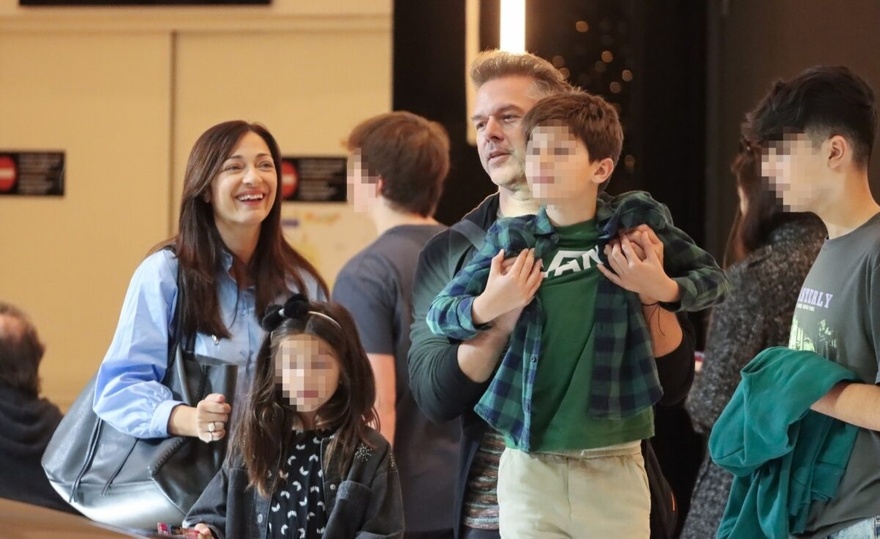 Κλωνοποίηση της μαμας: Έμιλυ Κολιανδρή–Χρήστος Λούλης ποζάρουν με τα παιδιά τους και όλοι σχολιάζουν το ίδιο πράγμα