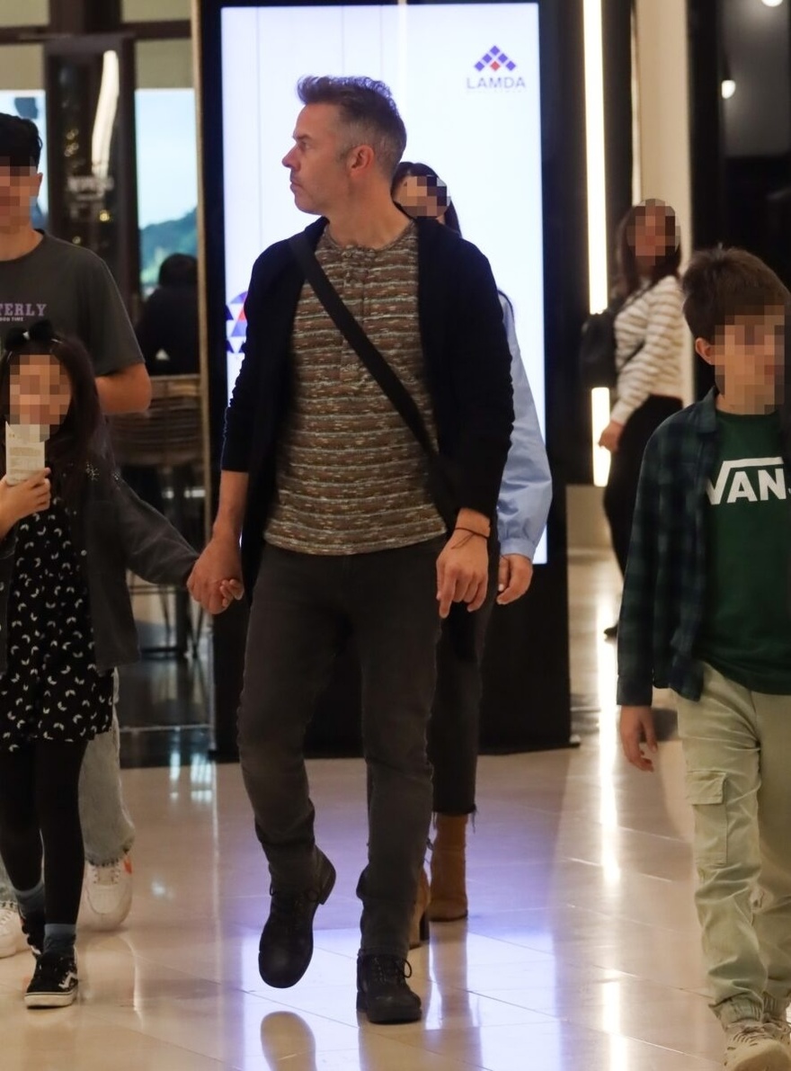 Κλωνοποίηση της μαμας: Έμιλυ Κολιανδρή–Χρήστος Λούλης ποζάρουν με τα παιδιά τους και όλοι σχολιάζουν το ίδιο πράγμα