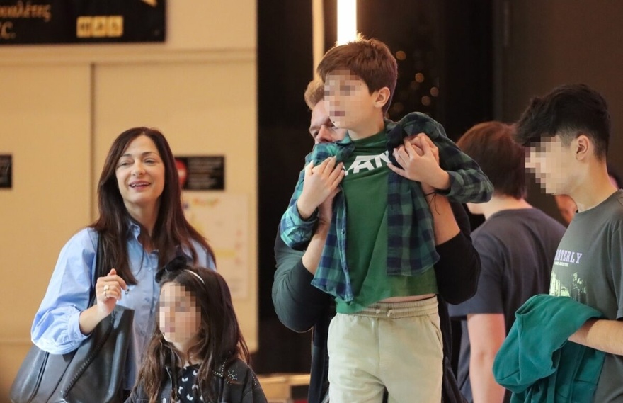 Κλωνοποίηση της μαμας: Έμιλυ Κολιανδρή–Χρήστος Λούλης ποζάρουν με τα παιδιά τους και όλοι σχολιάζουν το ίδιο πράγμα