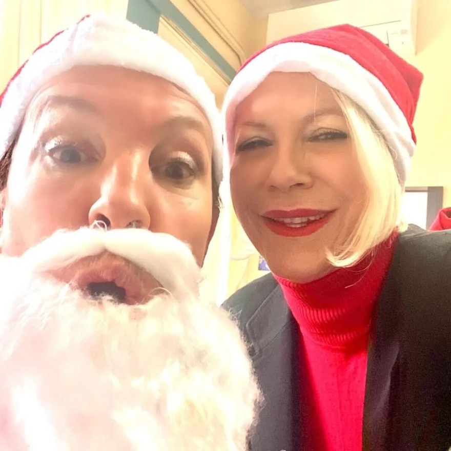 Βάνα Μπάρμπα: Ντύθηκε Άγιος Βασίλης και μοίρασε δώρα σε ασθενείς στο Νοσοκομείο Μεταξά Βίντεο και φωτογραφίες