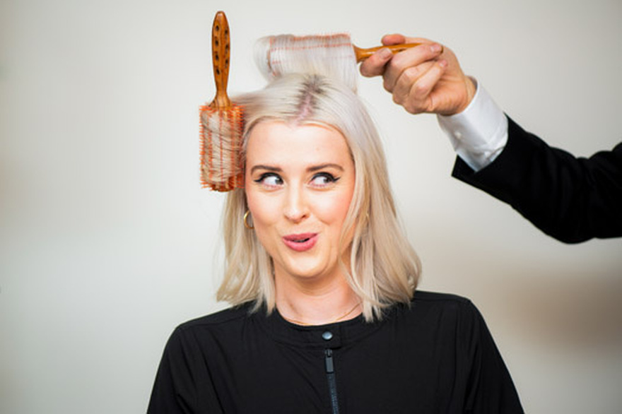 Πώς το κομμωτήριο ωφελεί την ψυχική μας υγεία: Η δύναμη των μαλλιών στην αλλαγή της διάθεσής μας