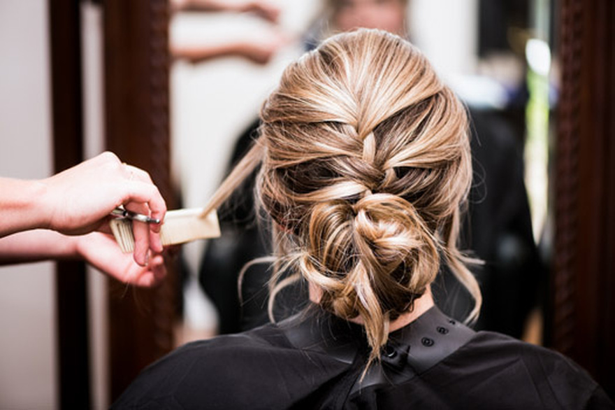Πώς το κομμωτήριο ωφελεί την ψυχική μας υγεία: Η δύναμη των μαλλιών στην αλλαγή της διάθεσής μας