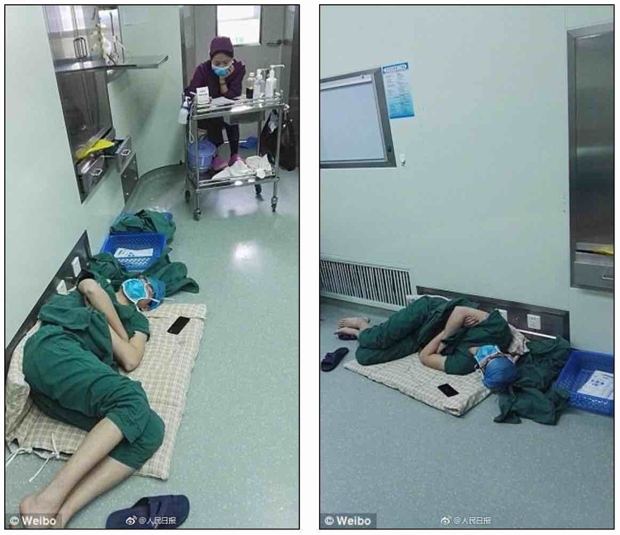 Γιατρός κοιμάται εξαντλημένος στο πάτωμα νοσοκομείου μετά από 28 ώρες συνεχόμενου χειρουργείου