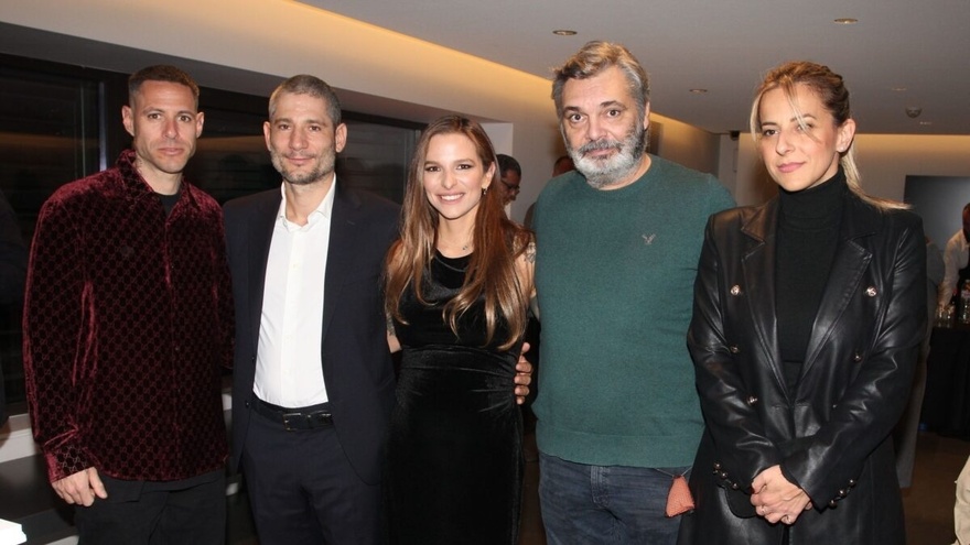 Καμαρώνει ο Νίκος από ψηλά: Όλη η οικογένεια Κούρκουλου στην παρουσίαση βιβλίου της Εριέττας – Σπάνια εμφάνιση της αδερφής της