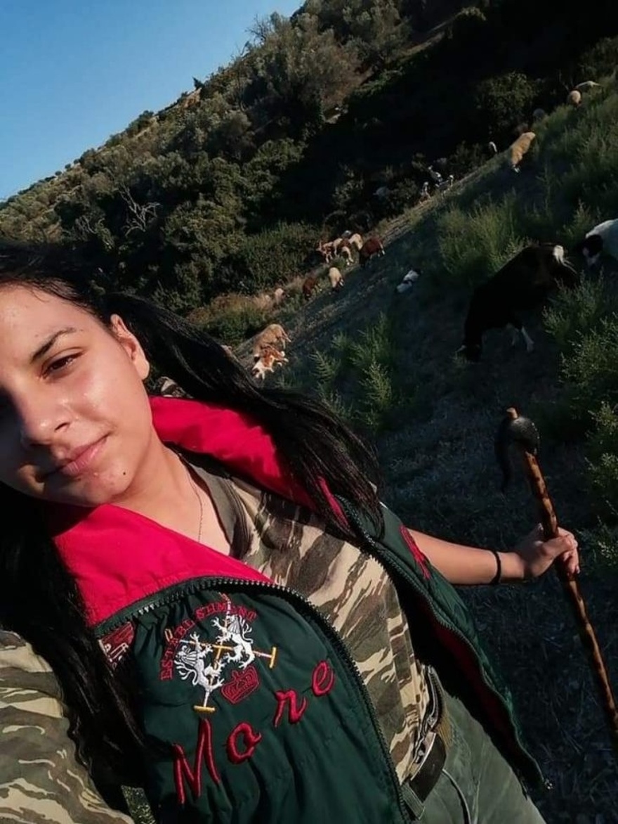 Μαρία Ρέτσα: Η 20χρονη κτηνοτρόφος ξυπνάει στις πέντε το πρωί, βόσκει 100 πρόβατα στην Εύβοια και δίνει ελπίδα για τη νέα γενιά