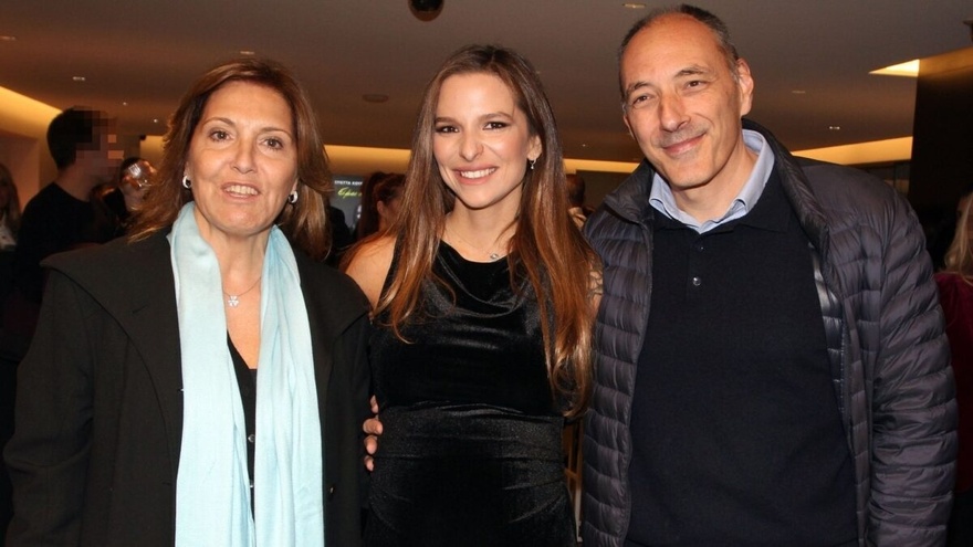 Καμαρώνει ο Νίκος από ψηλά: Όλη η οικογένεια Κούρκουλου στην παρουσίαση βιβλίου της Εριέττας – Σπάνια εμφάνιση της αδερφής της