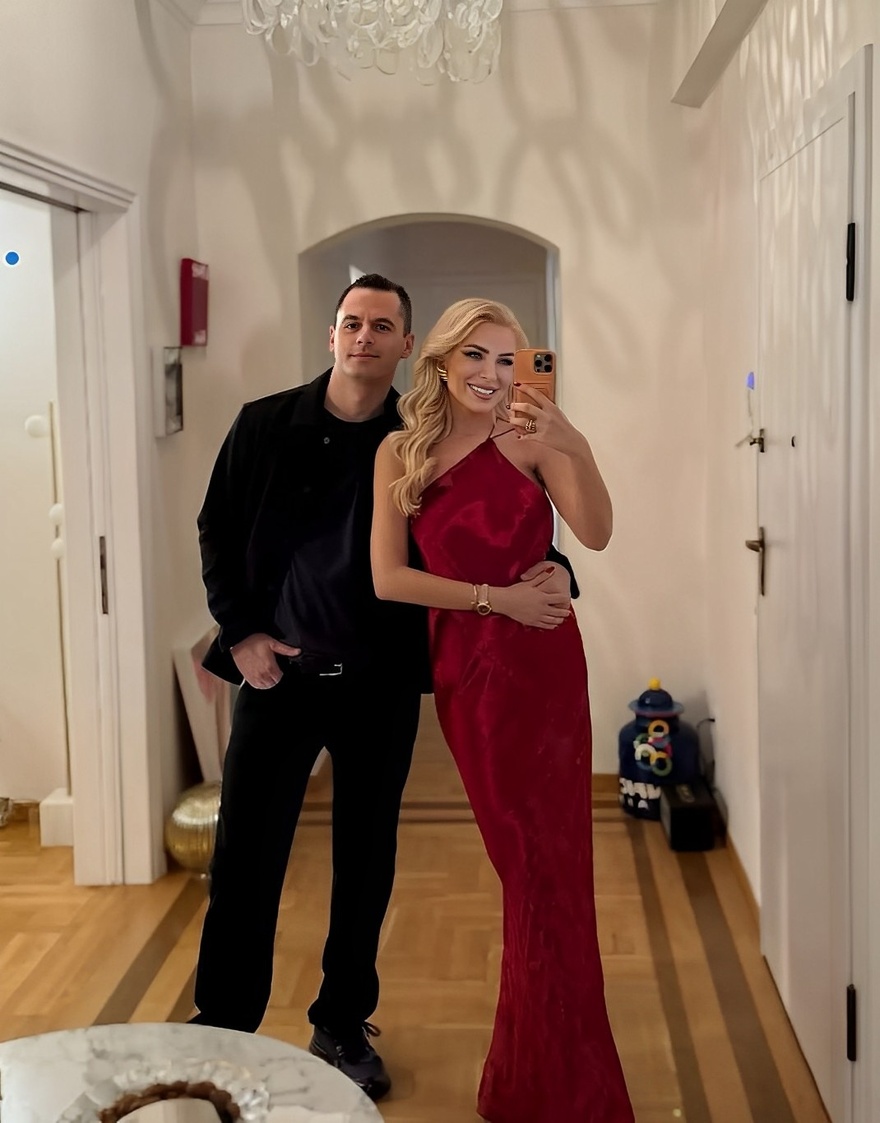 Καινούργιου – Κουτσουμπής: Το «βασιλικό» χριστουγεννιάτικο τραπέζι που διοργάνωσαν για τους φίλους τους