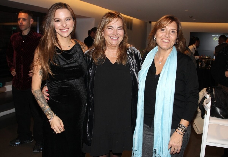 Καμαρώνει ο Νίκος από ψηλά: Όλη η οικογένεια Κούρκουλου στην παρουσίαση βιβλίου της Εριέττας – Σπάνια εμφάνιση της αδερφής της